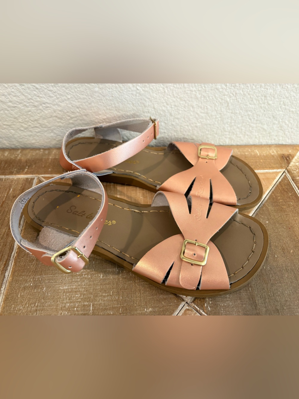 Salt Water Sandals by Hoy Original Waterproof Rose Gold Leather Size 3 Big Girls - Picture 6 of 6